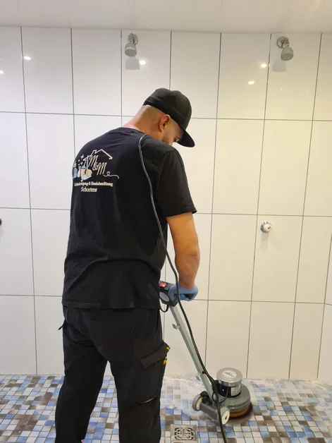 M&M Mitarbeiter bei der professionellen Gebäudereinigung